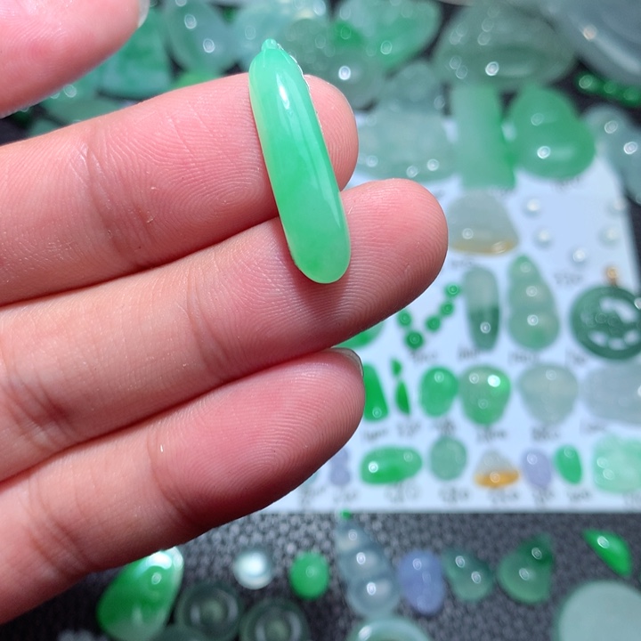 翡翠颈饰未镶嵌福瓜