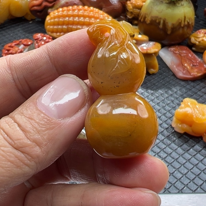 石英质玉（黄龙玉）颈饰未镶嵌