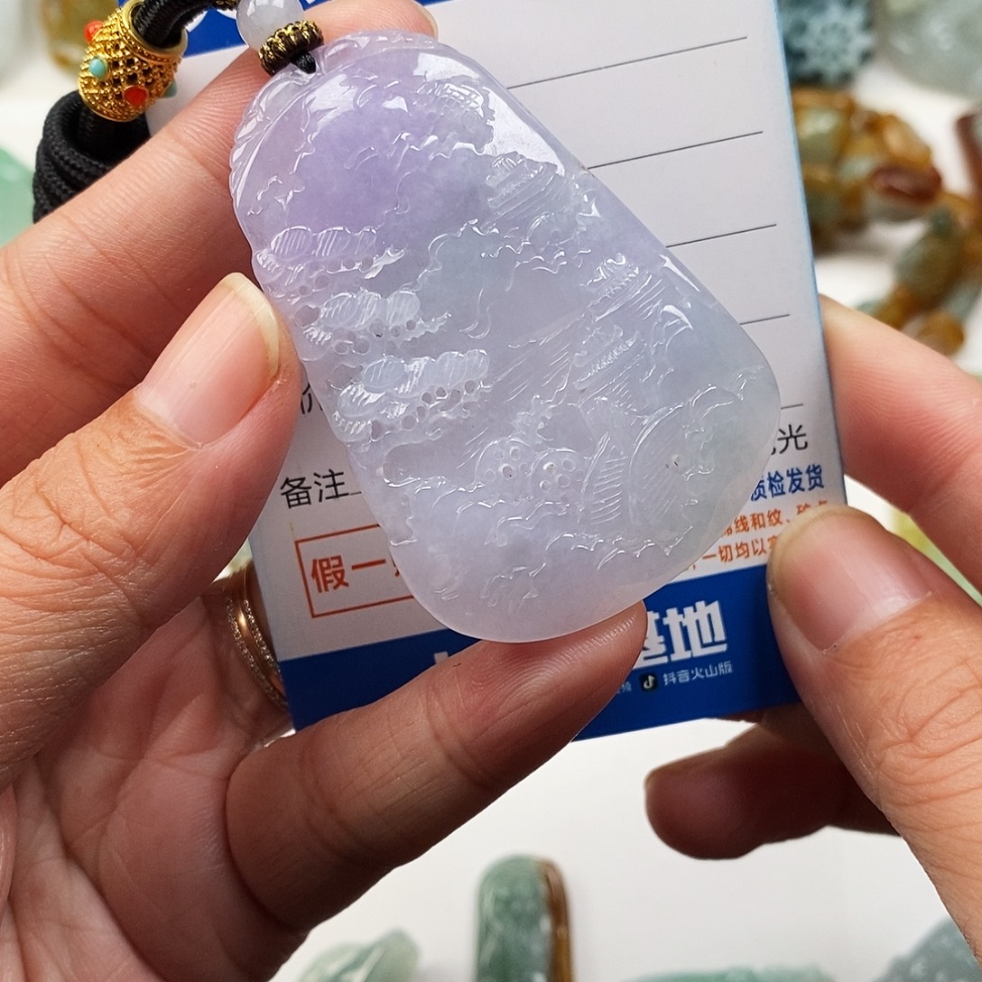 翡翠未镶嵌颈饰山水