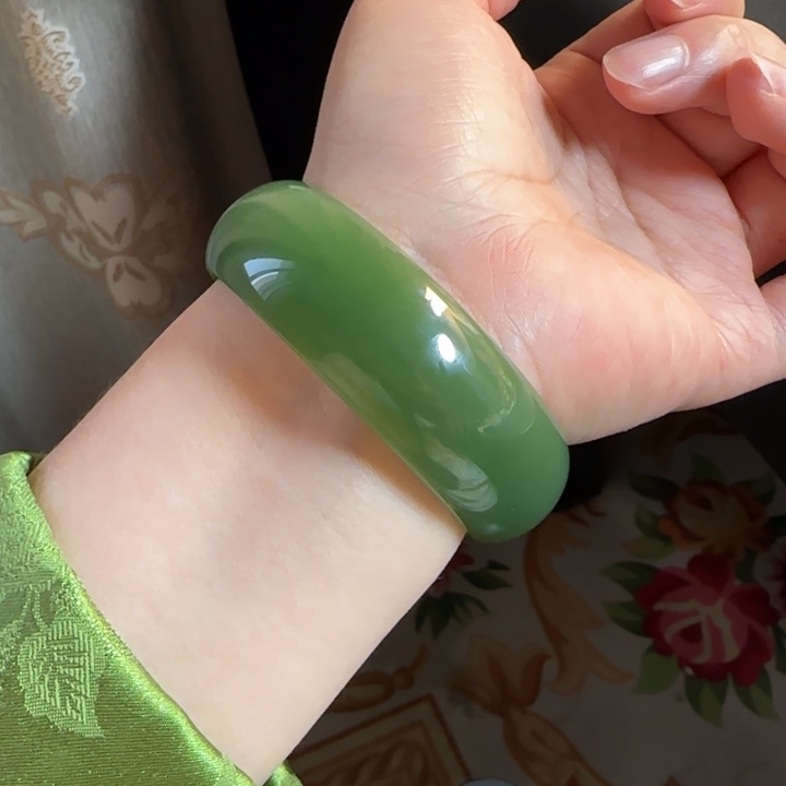 未镶嵌手镯和田玉 无包容宽胎碧玉