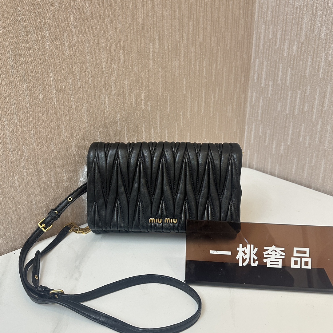 95新 MIU MIU/缪缪 一桃/缪缪 褶皱翻盖woc斜挎包