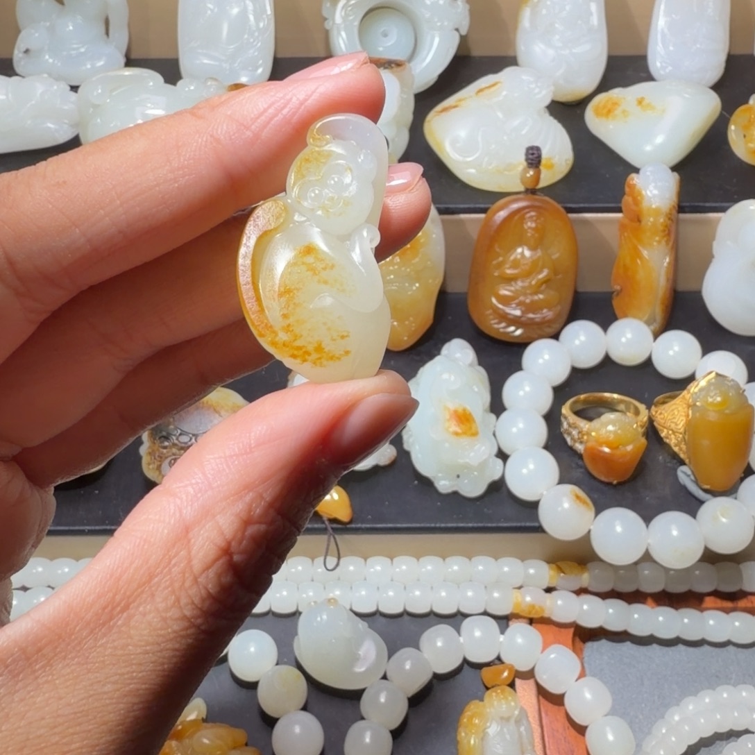 修***缘和田玉未镶嵌颈饰