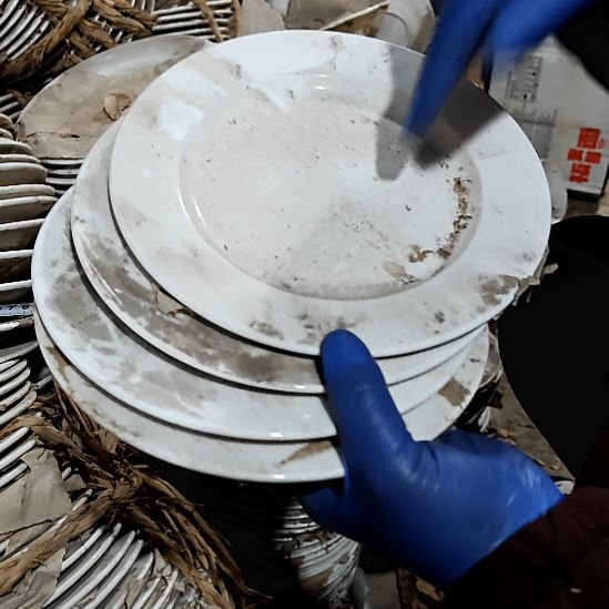 绿泥盘子碗茶壶啥都有