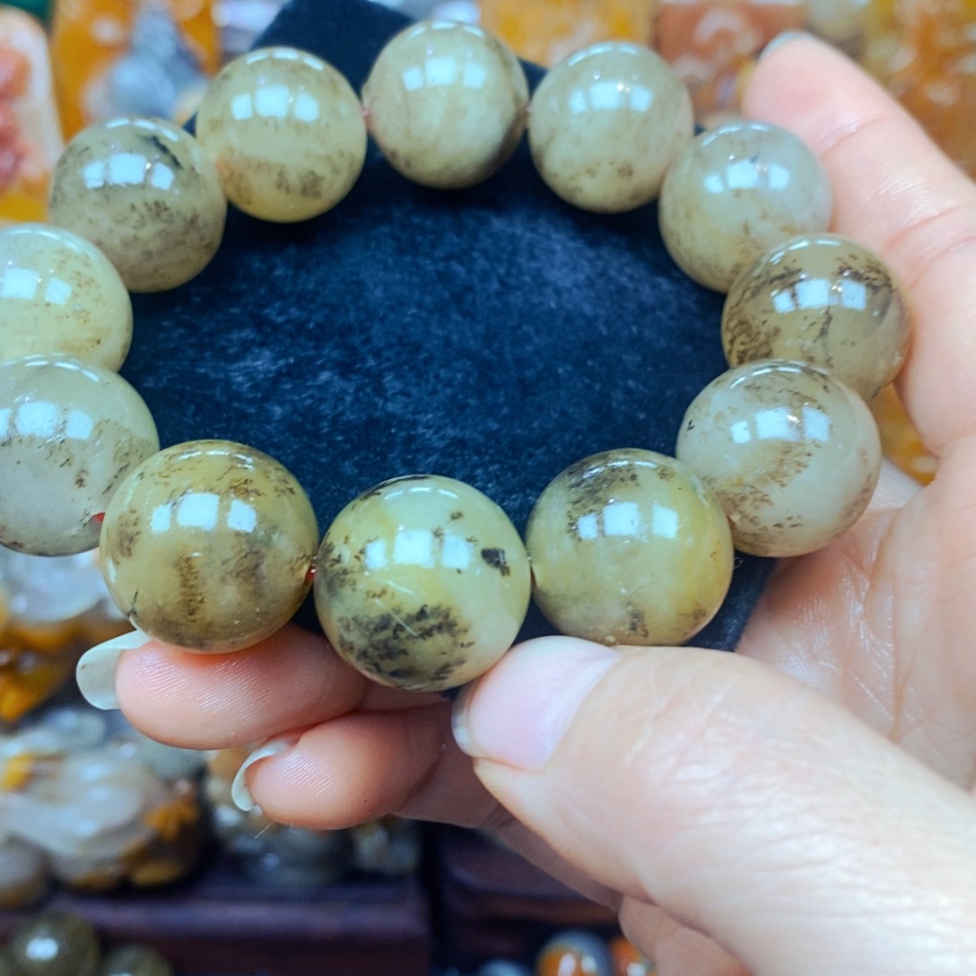 未镶嵌石英质玉（黄龙玉）颈饰