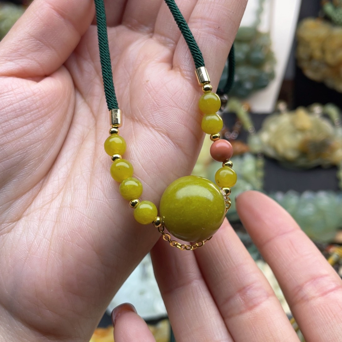 蛇纹石玉颈饰未镶嵌