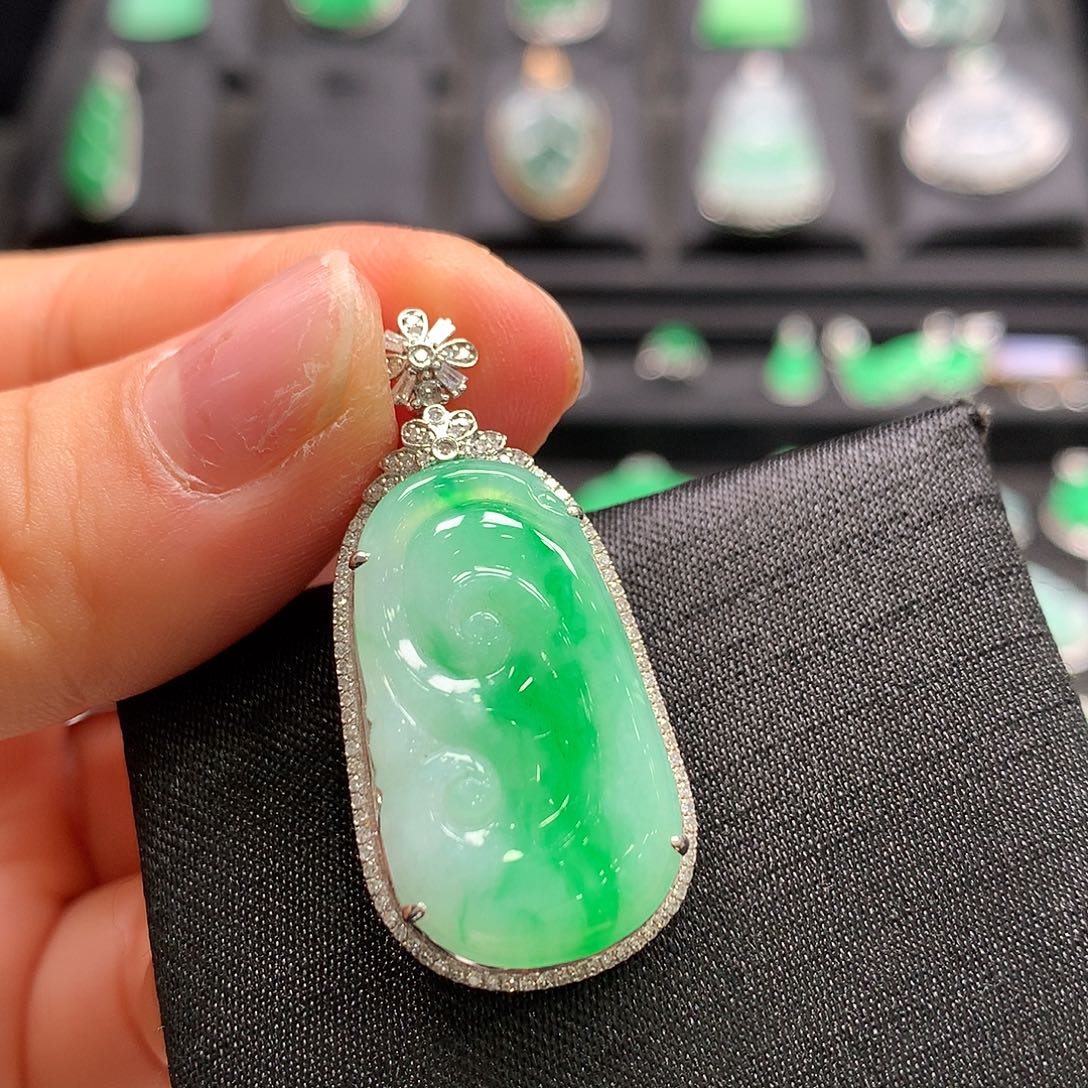 翡翠18K金镶嵌颈饰如意