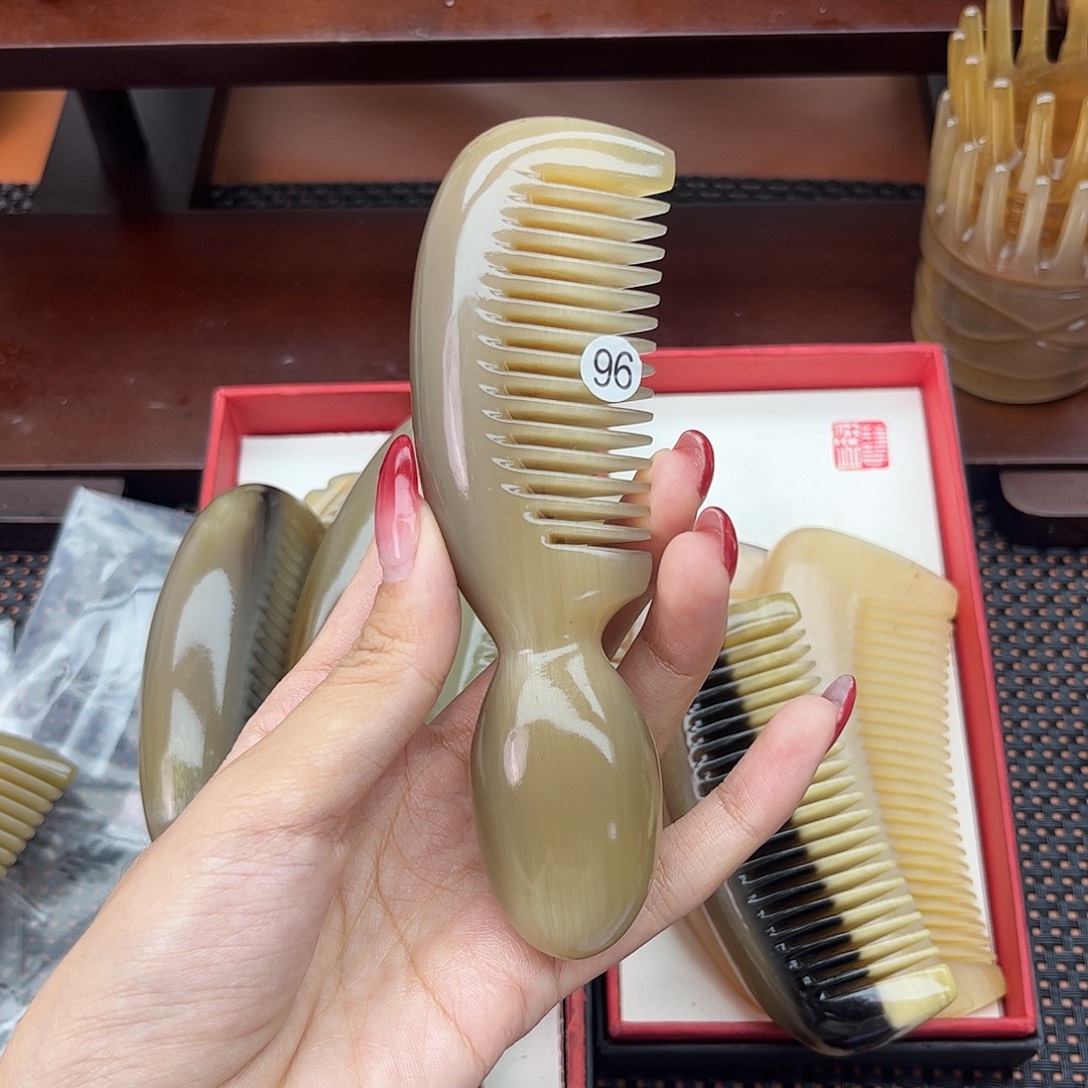 郑***妹手工制作纯牛角梳子