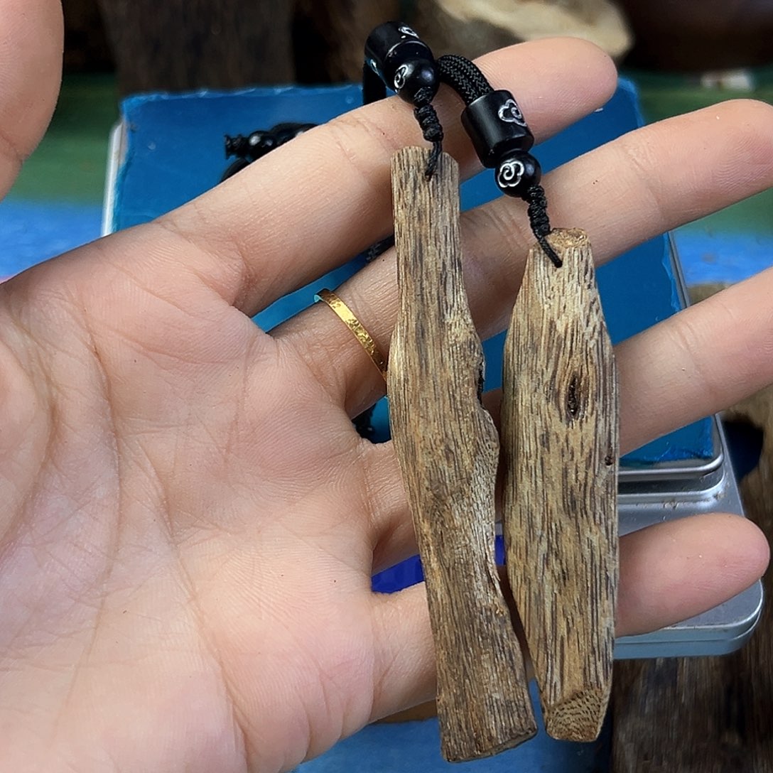 香料绿奇楠蓝宝石块料一个