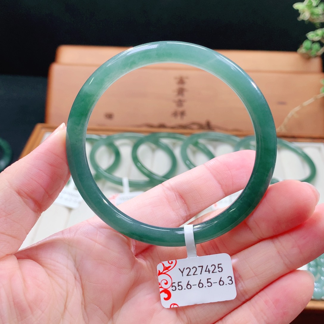 翡翠手镯（圆镯）未镶嵌