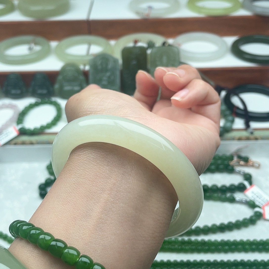 和田玉未镶嵌手镯