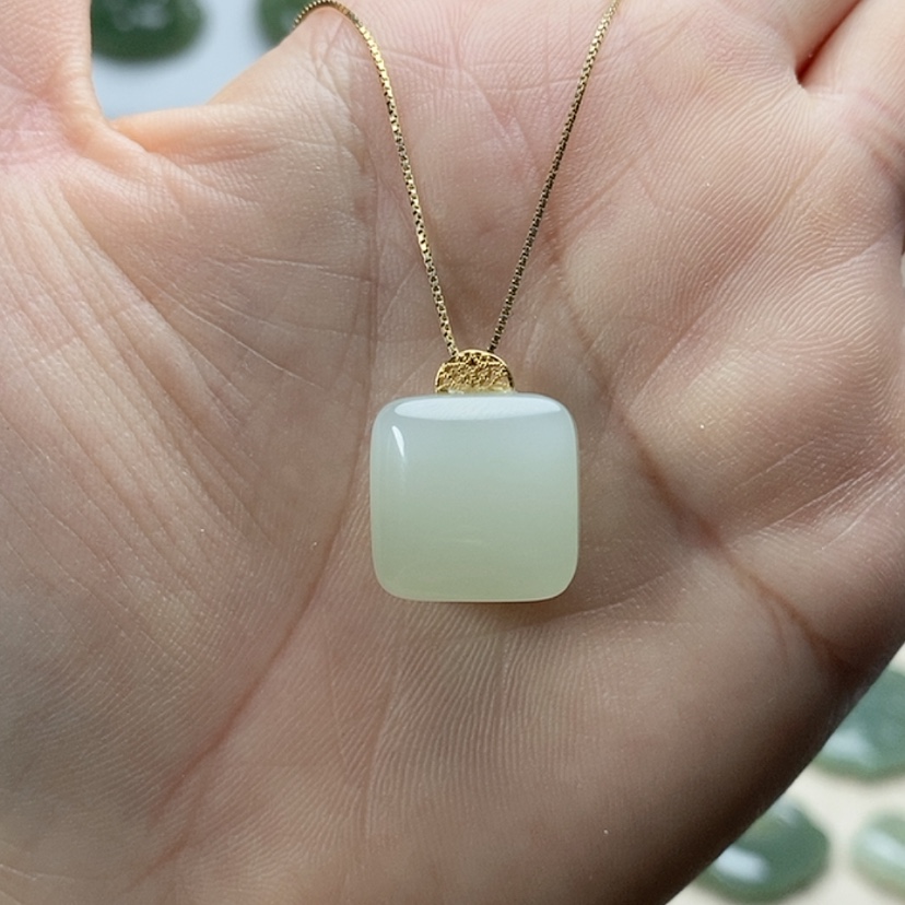 【闪购商品】颈饰18K金镶嵌和田玉