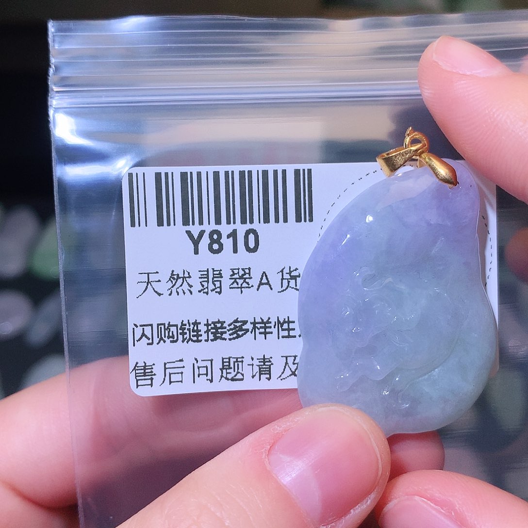 翡翠颈饰未镶嵌牛牌