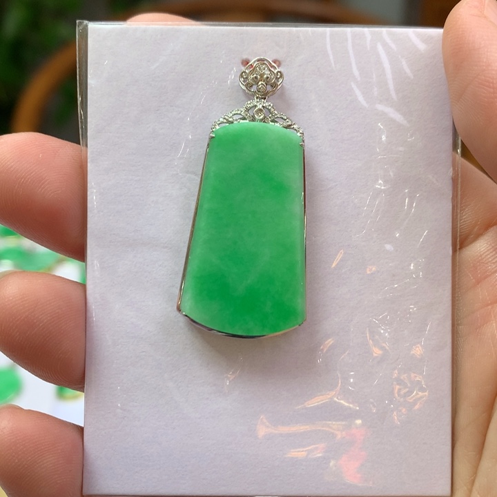 翡翠颈饰18K金镶嵌翡翠吊坠