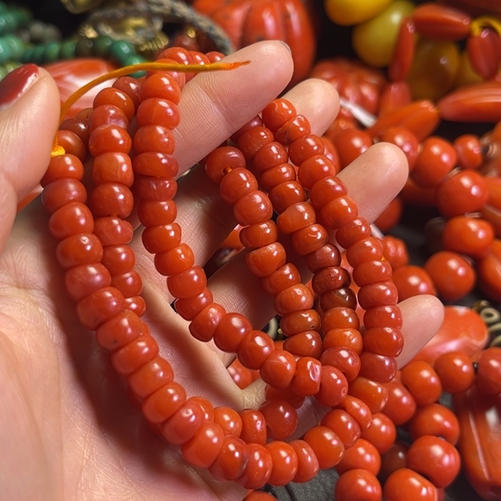 颈饰琉璃时***量琉璃………….