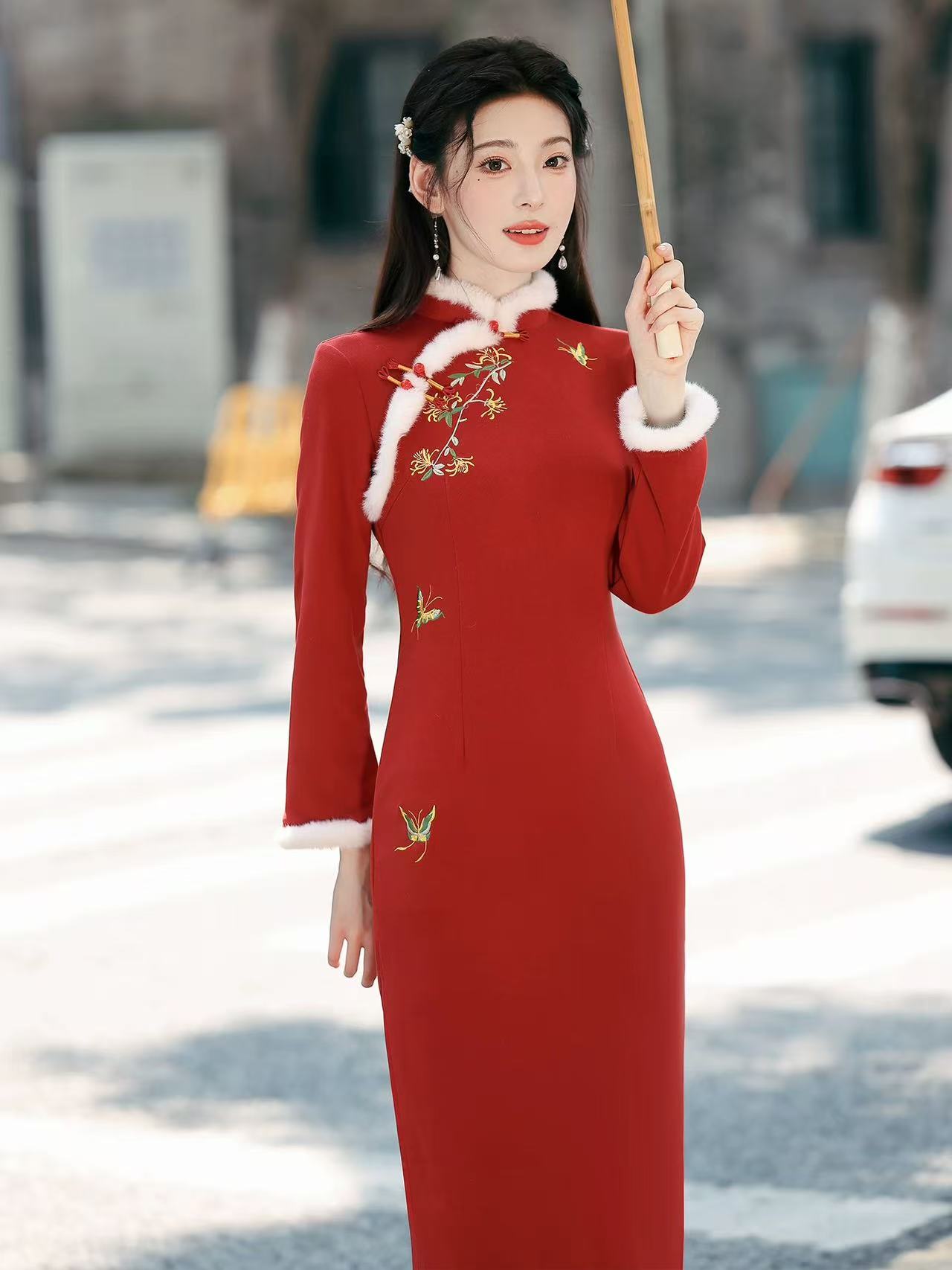 1656 红色 【花引蝶】 缠结扣 定位刺绣 毛绒花边 旗袍
