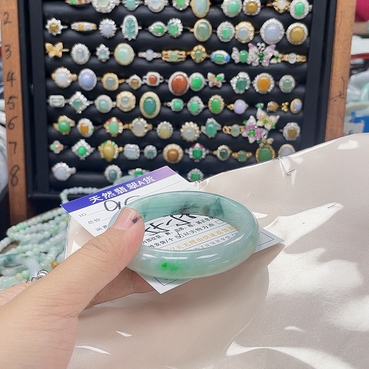 翡翠手镯未镶嵌天然翡翠A货