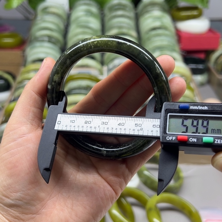 蛇纹石玉未镶嵌手镯19