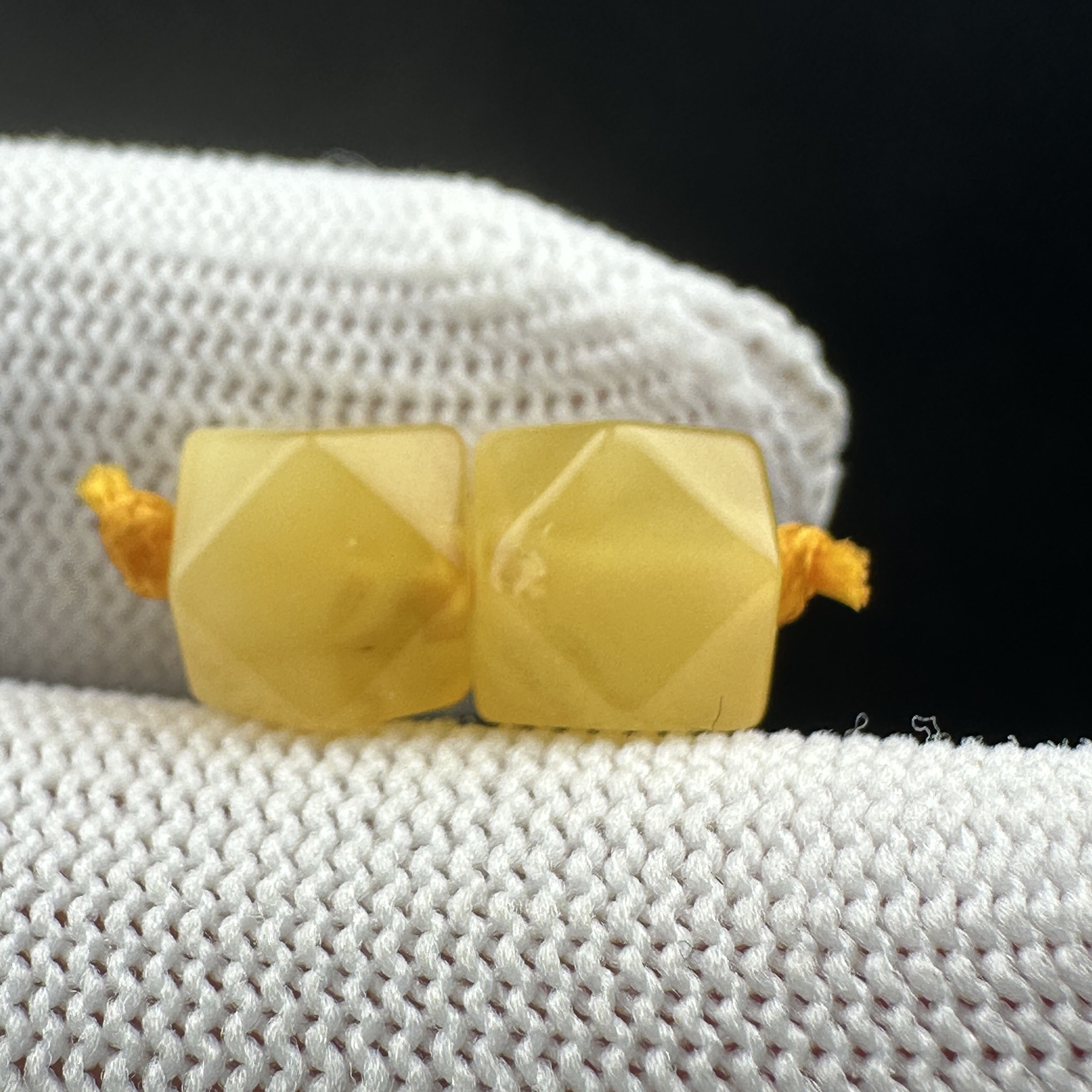 B5904天然原矿俄料蜜蜡 瑕疵特价唐八棱 7.9mm支持复检