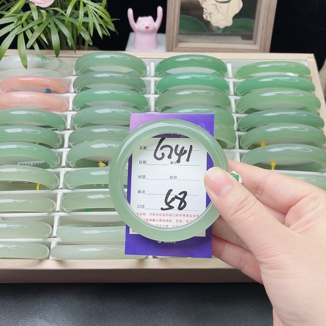 乖***睡石英质玉未镶嵌手镯