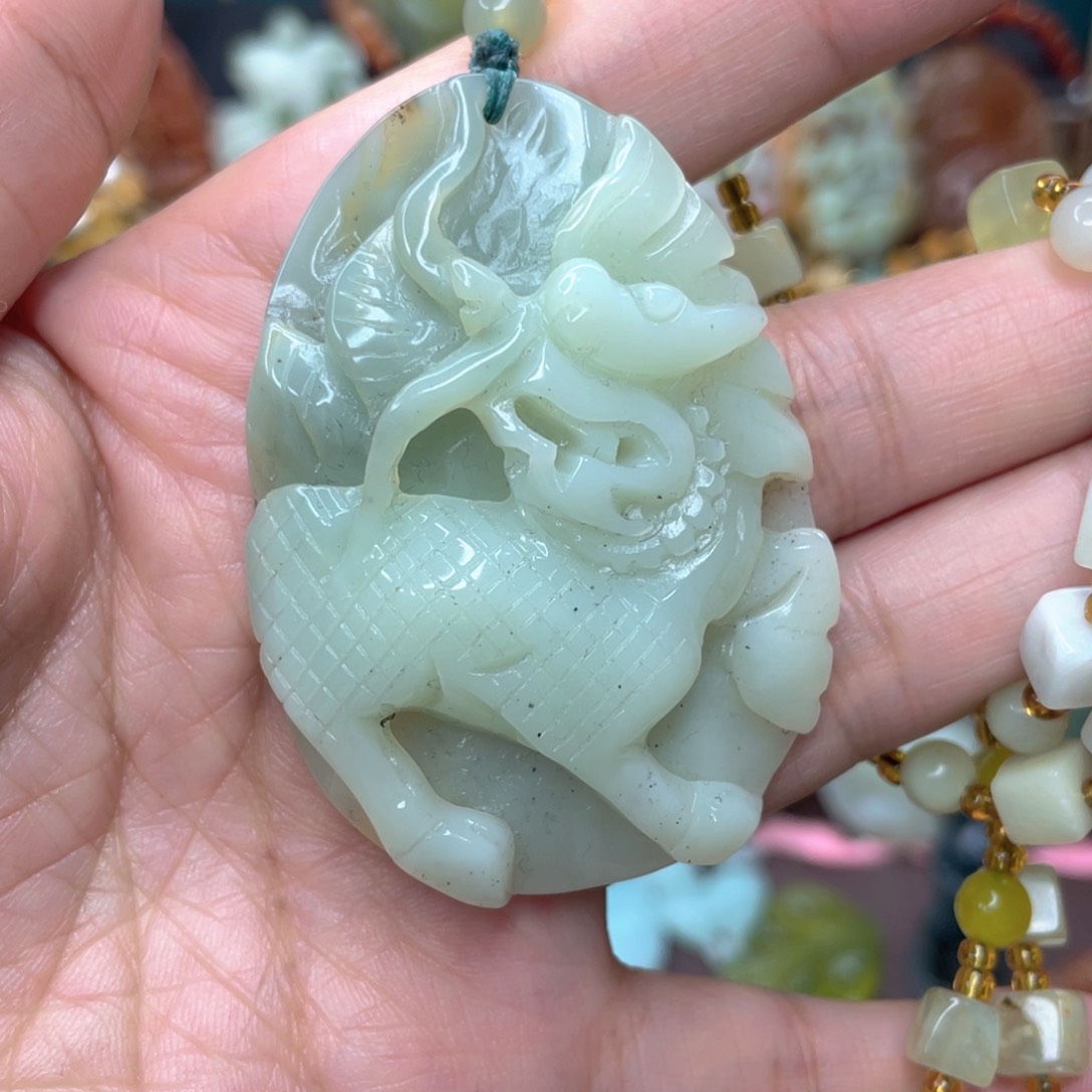 蛇纹石玉颈饰未镶嵌