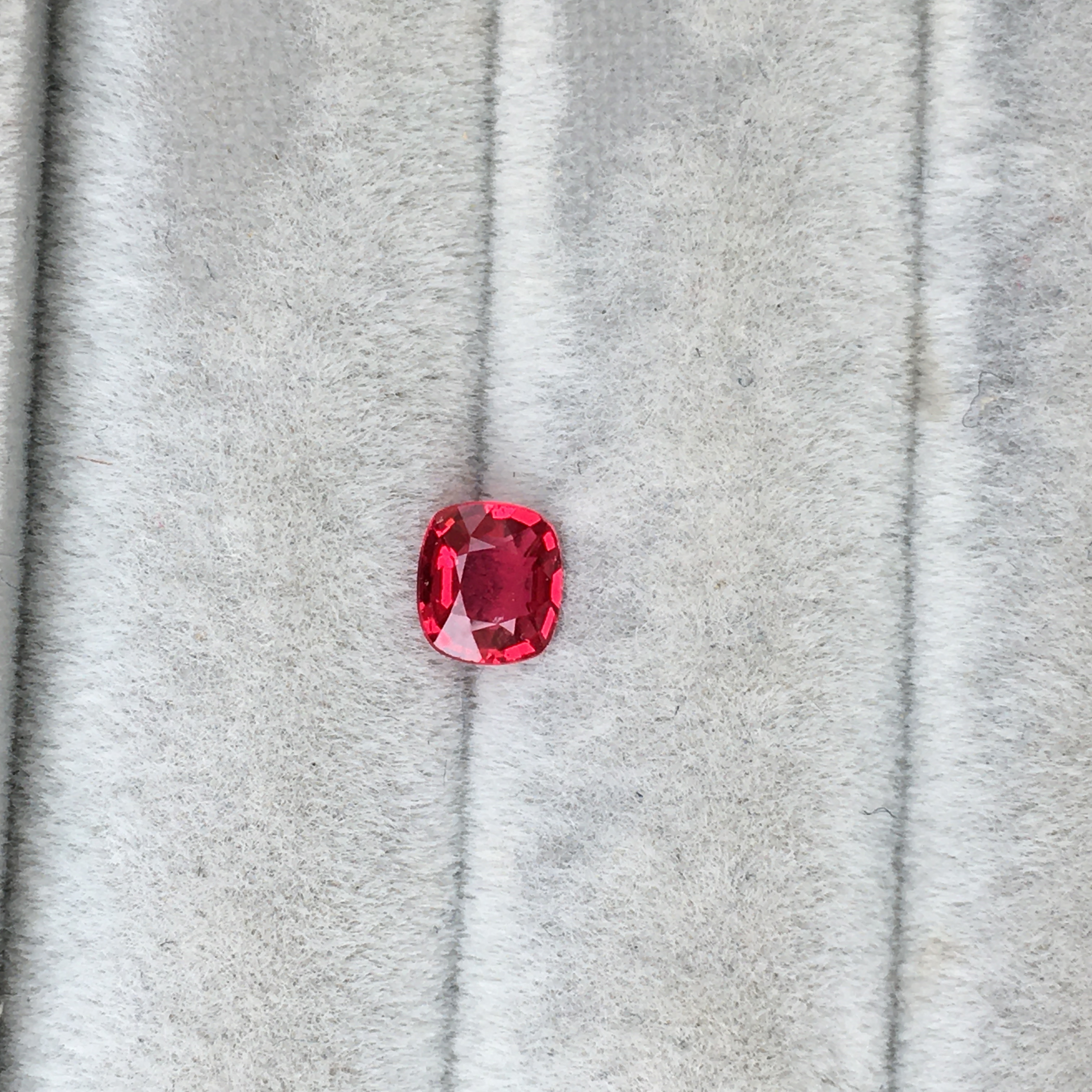 亮红尖晶石 颜色好 晶体好 0.36ct