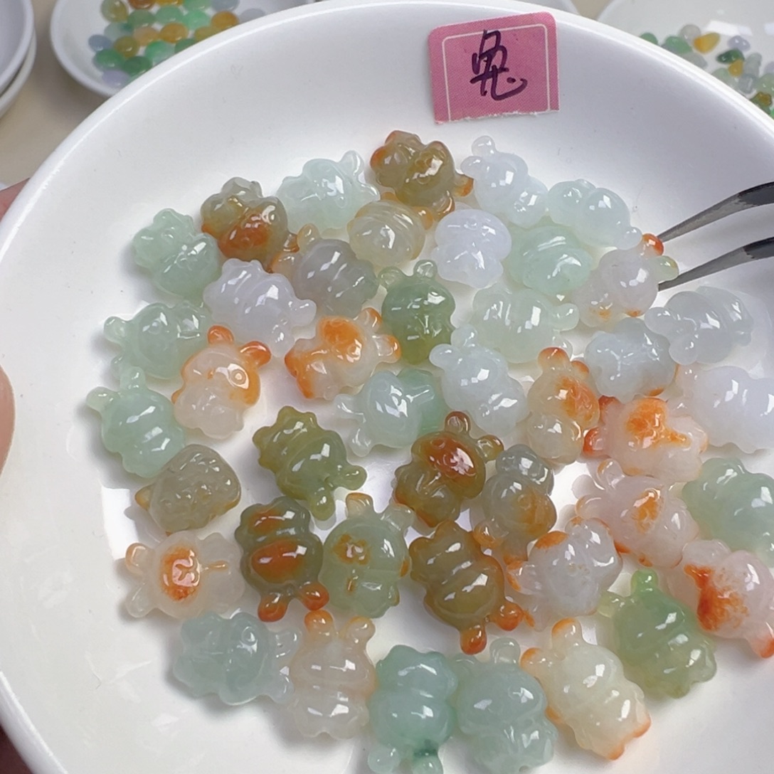 翡翠散珠通孔兔子一只