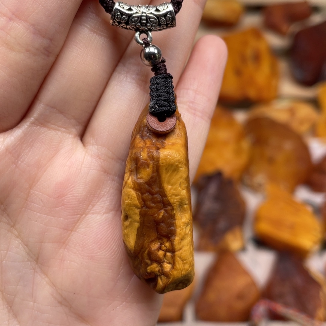 未镶嵌琥珀珠宝奇石