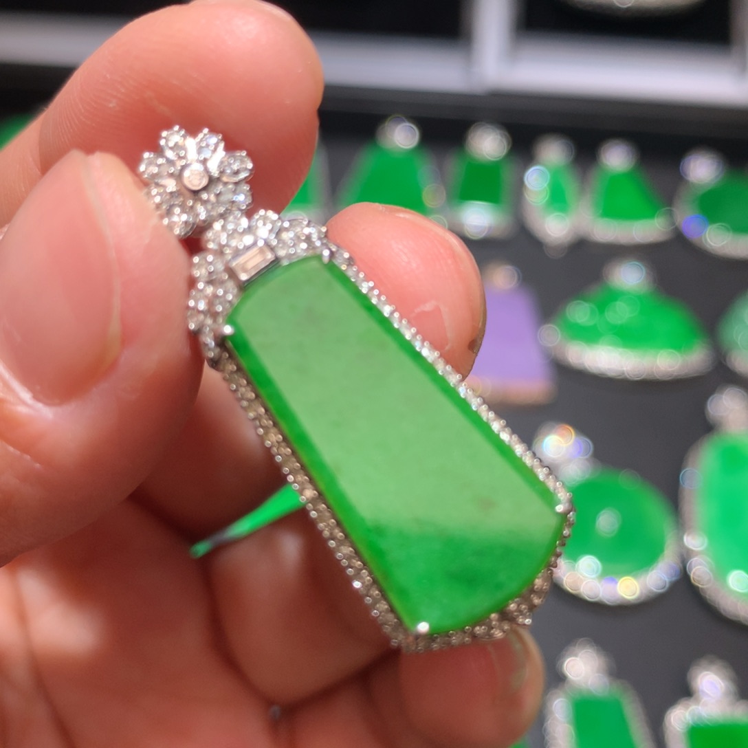 翡翠颈饰18K金镶嵌翡翠