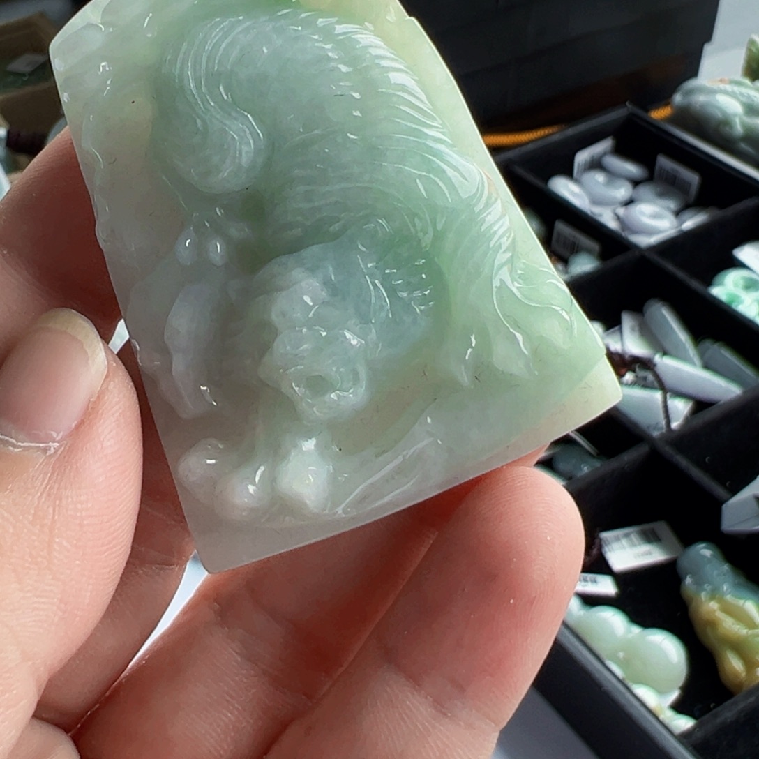 翡翠未镶嵌颈饰虎