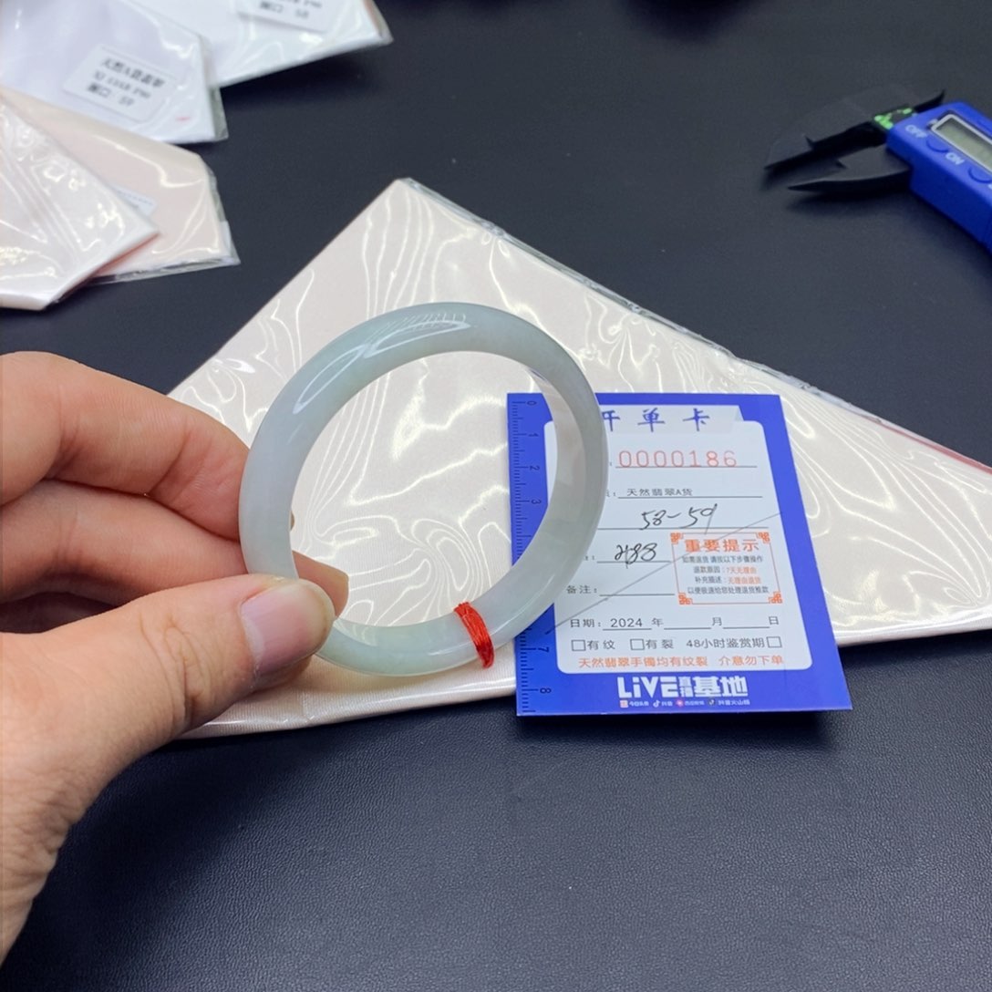 翡翠手镯未镶嵌翡翠手镯