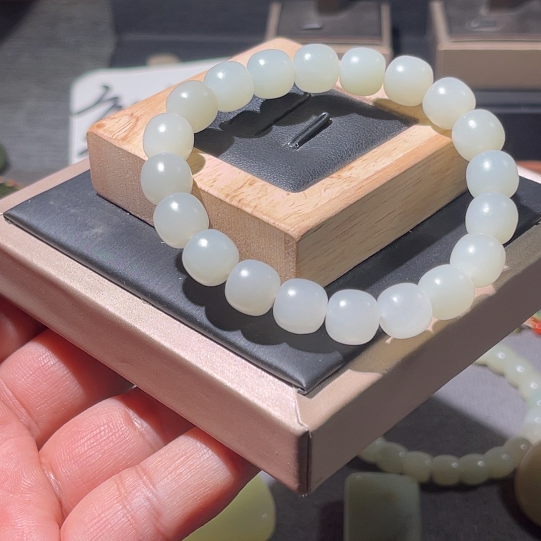 胜***利和田玉未镶嵌珠宝半成品于田