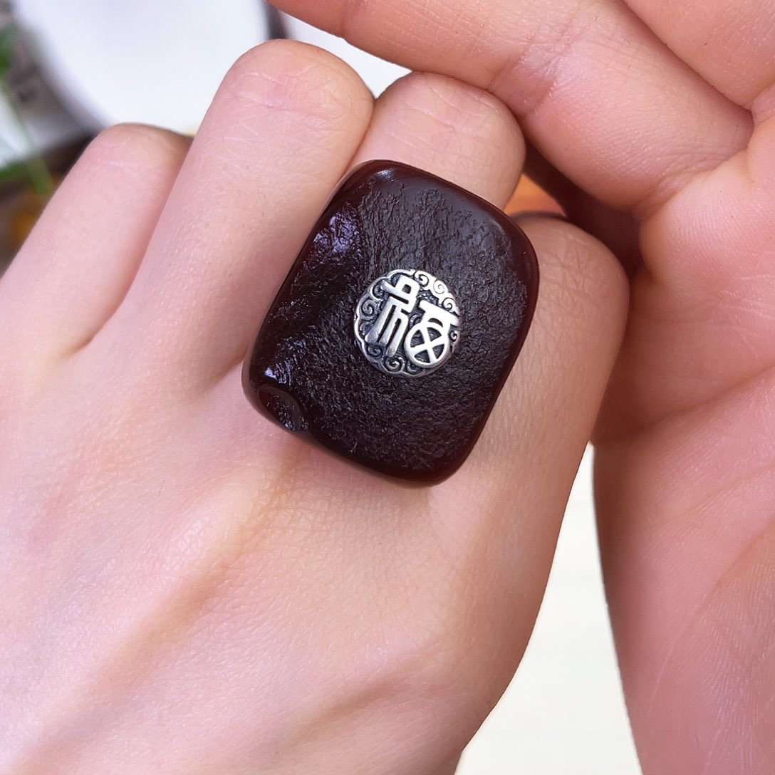 琥珀珠宝奇石未镶嵌。