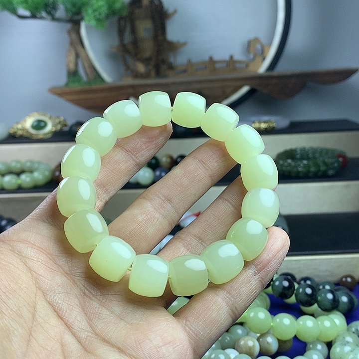 吞****和田玉未镶嵌手串