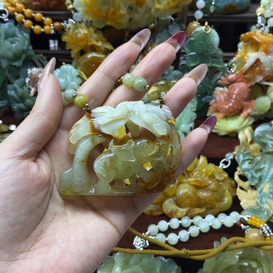 蛇纹石玉挂件未镶嵌