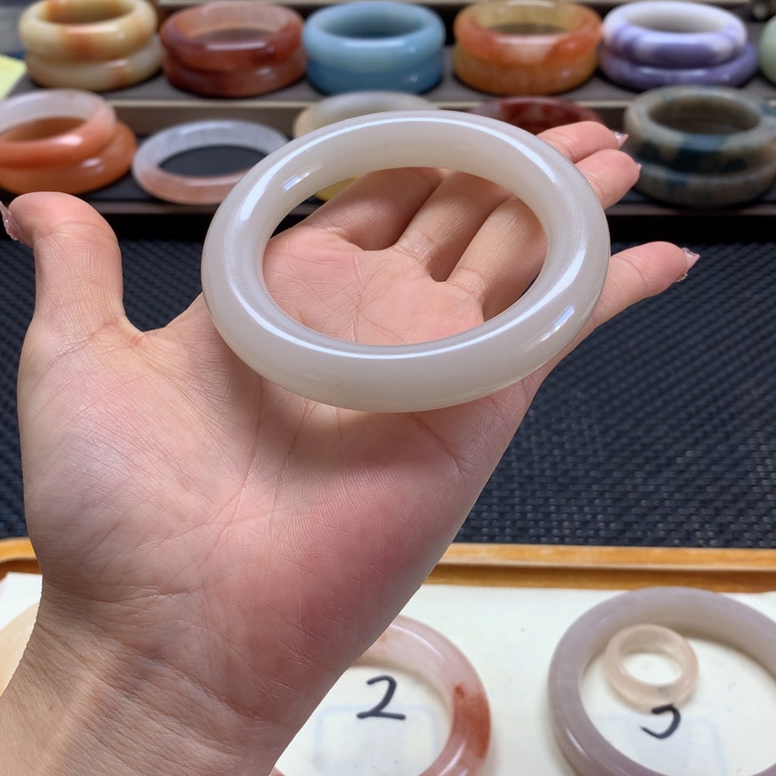 石英质玉手镯未镶嵌若**茗