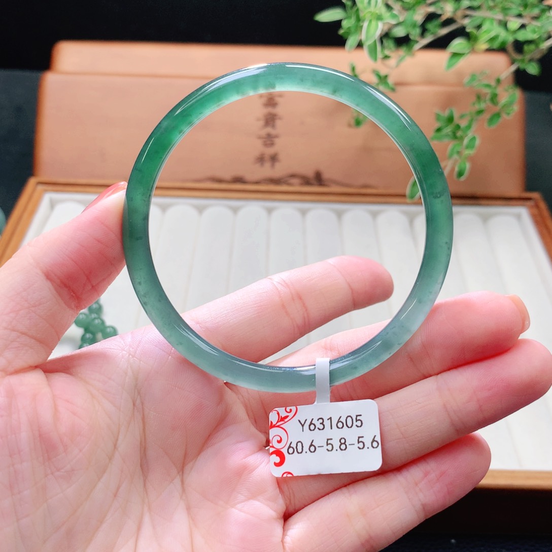 未镶嵌手镯（圆镯）翡翠