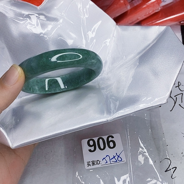 翡翠未镶嵌手镯一图一物实物为准（微瑕处理）