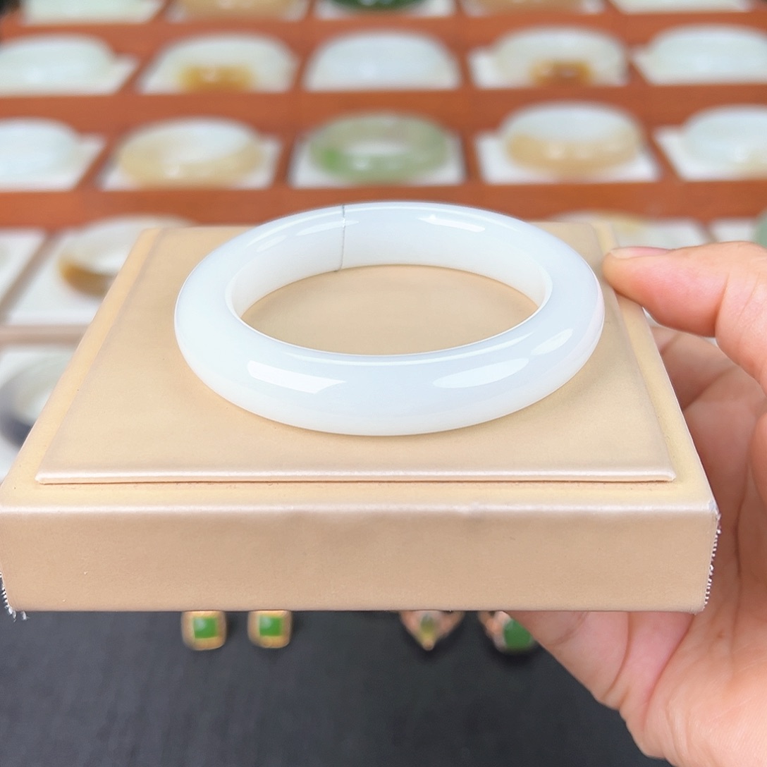 和田玉手镯未镶嵌周**?和田玉白玉手镯