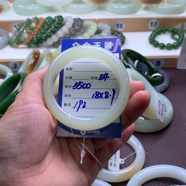 熙***.和田玉未镶嵌手镯