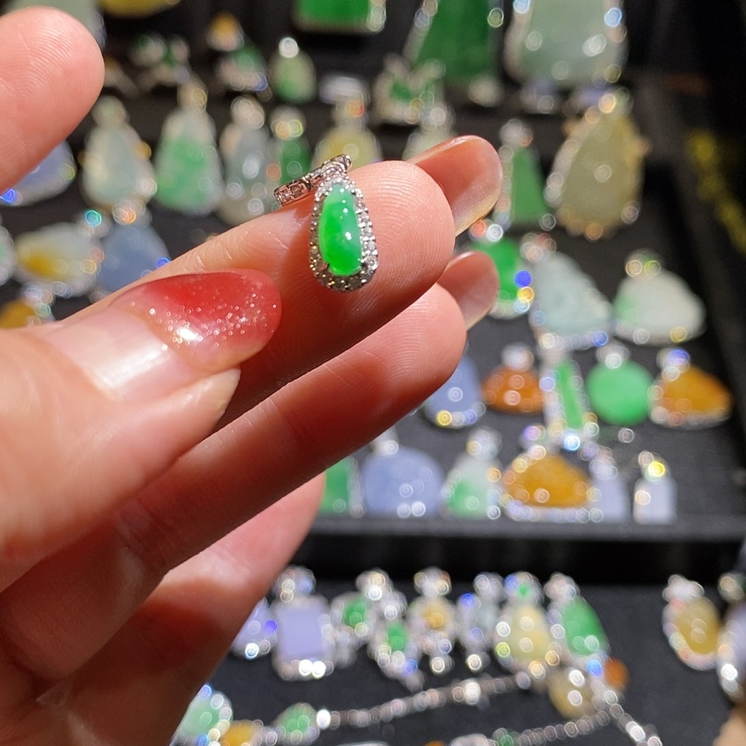 颈饰银S925镶嵌翡翠W***?天然翡翠