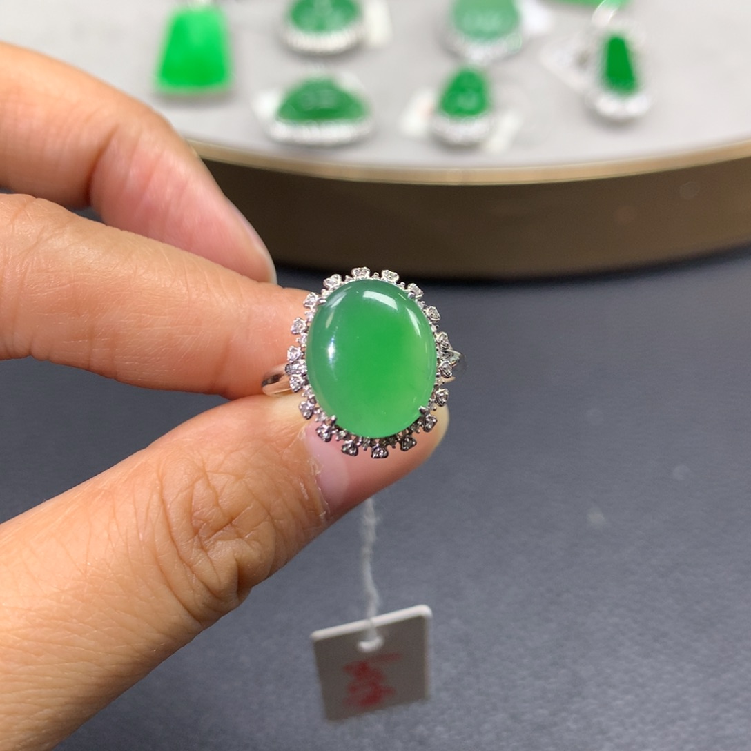 翡翠戒指18K金镶嵌翡翠