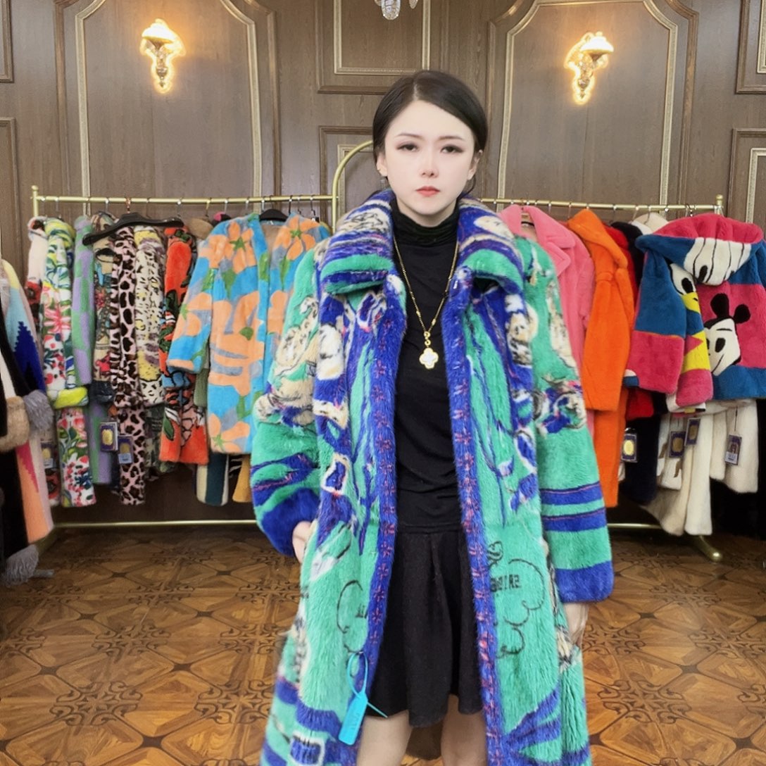 蓝绿花纹皮草外套