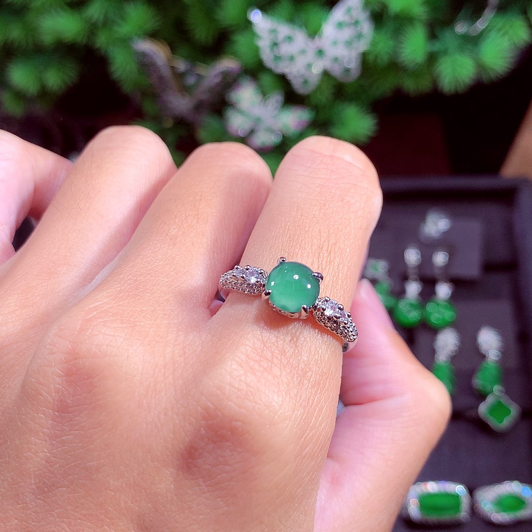 颈饰未镶嵌翡翠天然