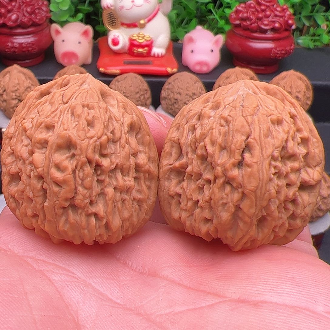 文玩核桃把件拉丝纹丑南疆石，尺寸36