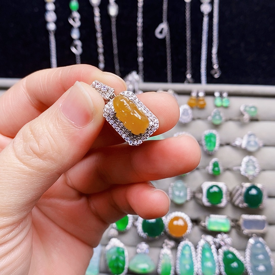 翡翠银S925镶嵌颈饰貔貅