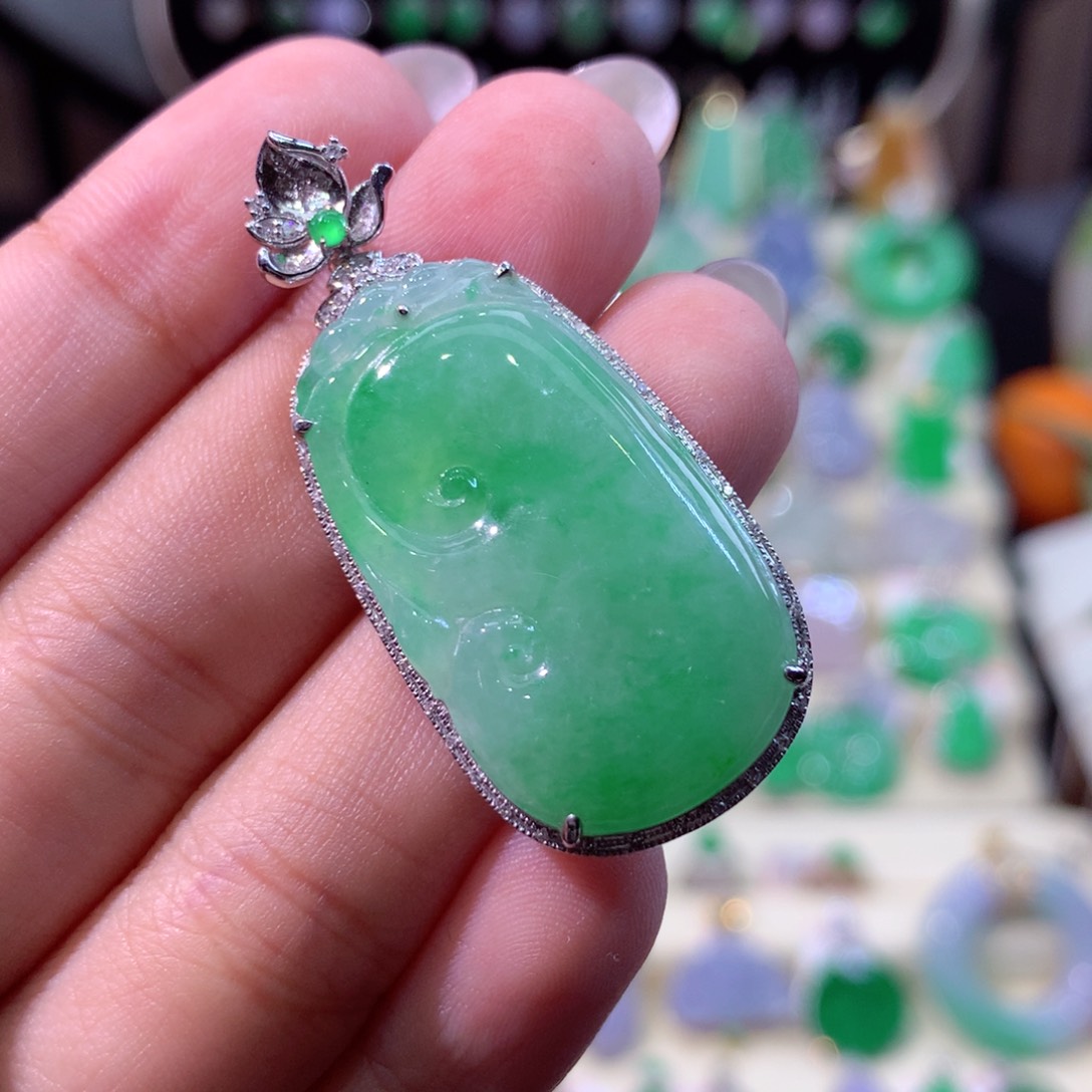 翡翠颈饰18K金镶嵌翡翠