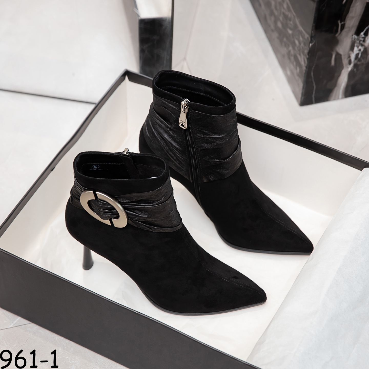 新款高跟单靴气质尖头精致金属皮带扣配风衣的靴子2501-10