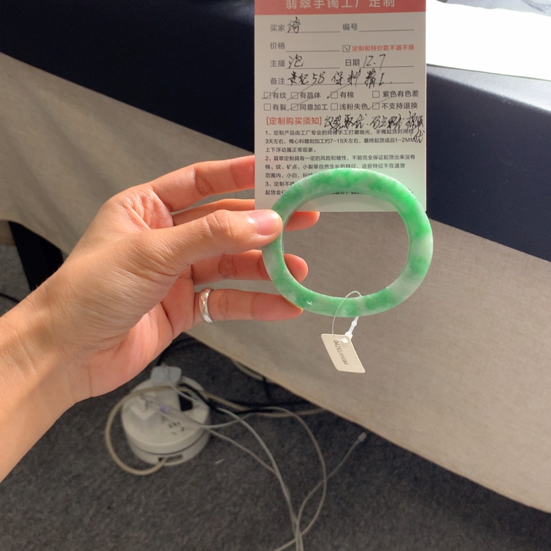 Y***子定制翡翠未镶嵌翡翠手镯