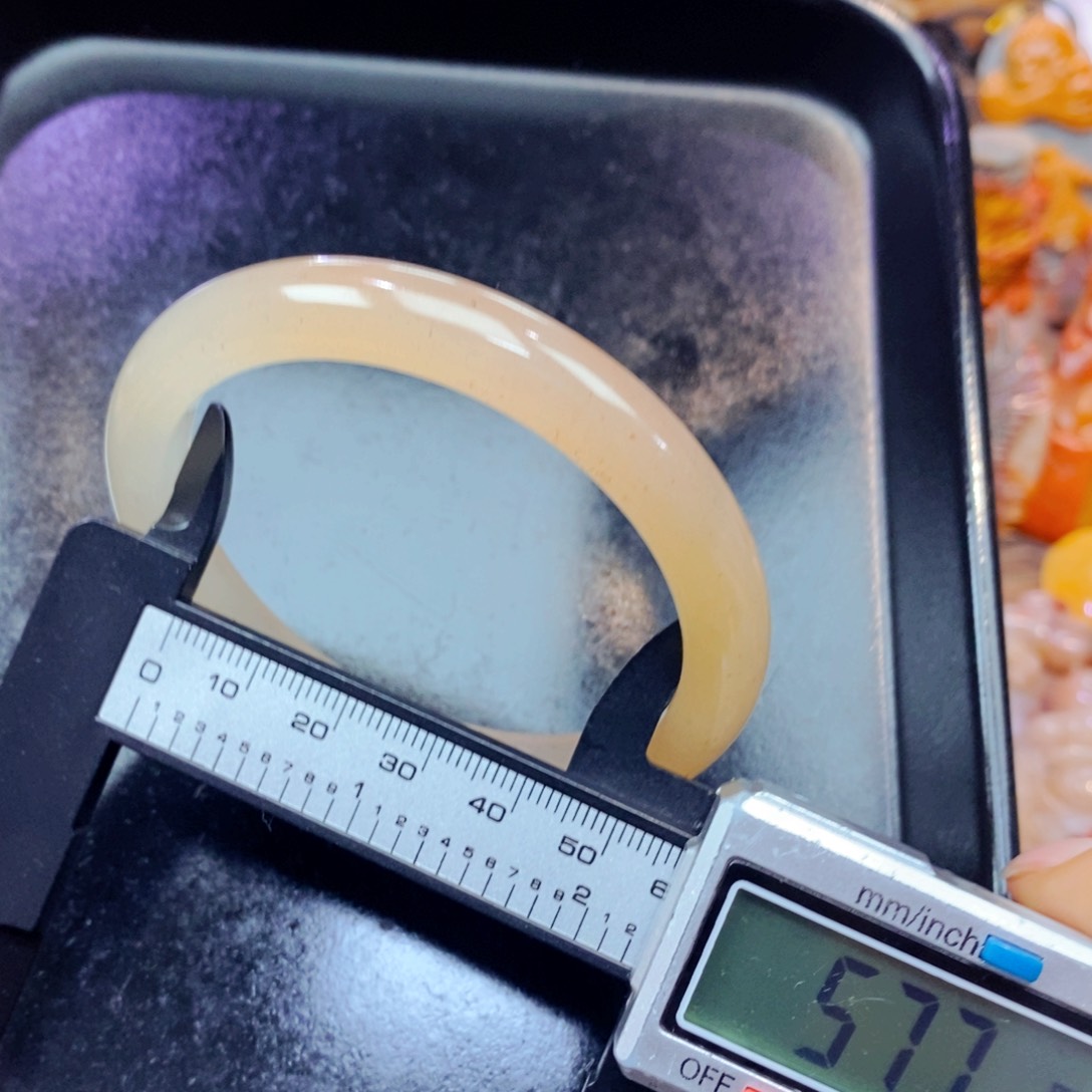 未镶嵌石英质玉（黄龙玉）颈饰