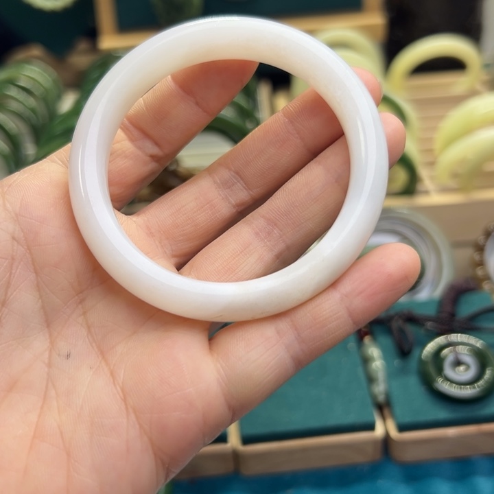 和田玉手镯未镶嵌57.2圈围10483